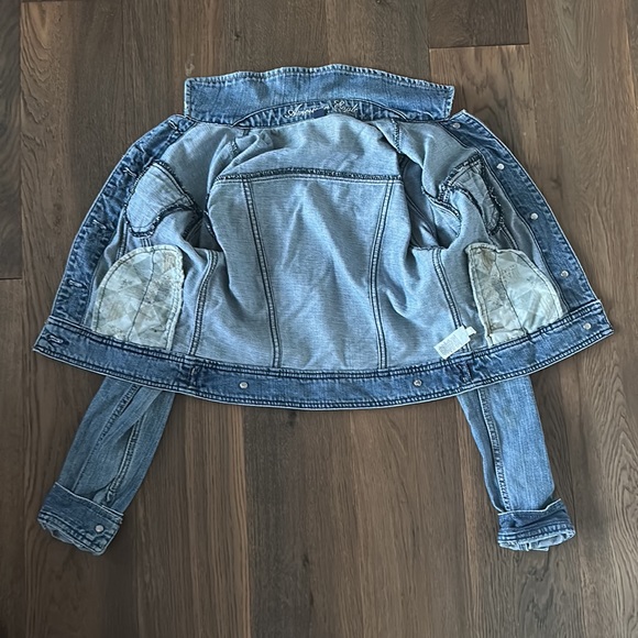 Women’s Cropped Jean Jacket - Picture 3 of 5